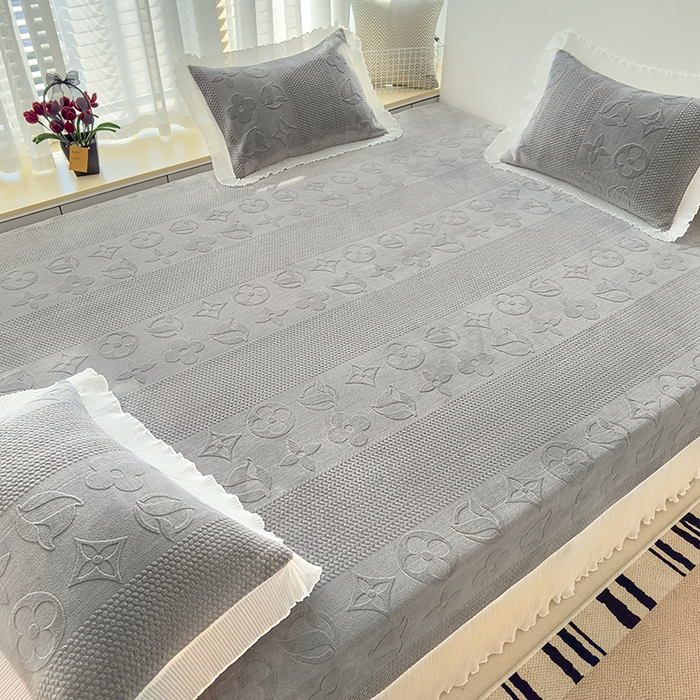 91家纺网 家纺一手货源 找家纺 冬然家纺 2024新款雕花绒榻榻米床盖赫本灰