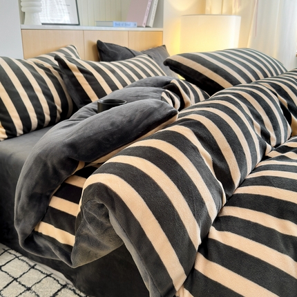 91家纺网 家纺一手货源 找家纺 （总）老K (原美阁） 2024新款高克重全消光牛奶绒四件套-格子条纹系列