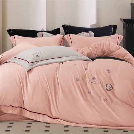 91家纺网 家纺一手货源 找家纺 （总）2024新款高克重牛奶绒绣花四件套-奥黛丽