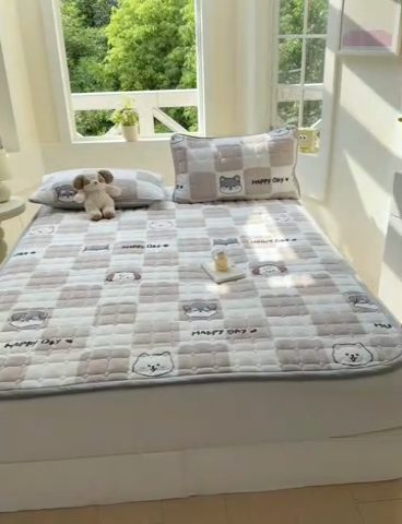 91家纺网 家纺一手货源 找家纺 2024新款牛奶绒床垫保暖床褥子夹棉加厚印花床护垫大床图 享受生活