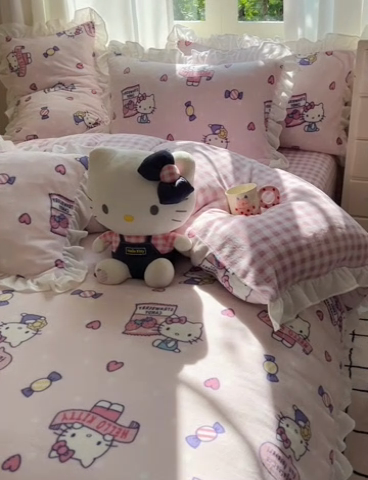 91家纺网 家纺一手货源 找家纺 三朵家纺 2024新款高克重加厚保暖牛奶绒三丽鸥花边四件套 花边-乐园KT