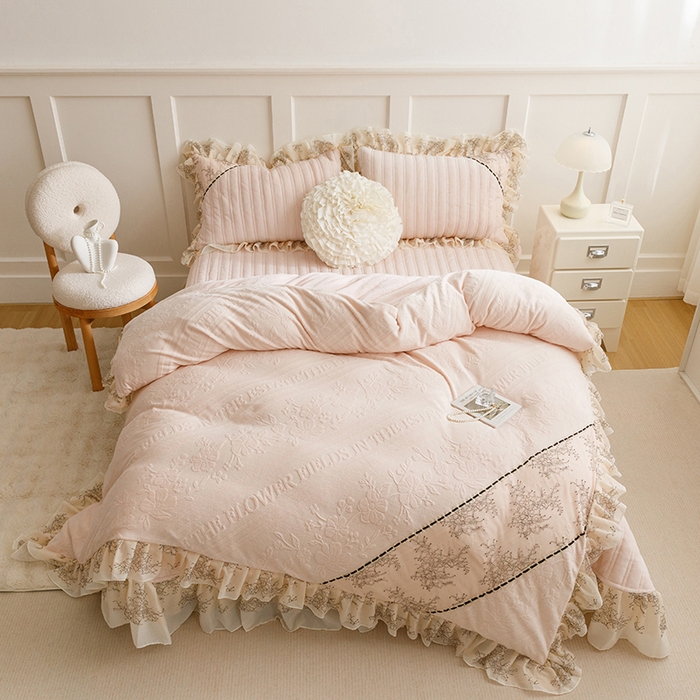 91家纺网 家纺一手货源 找家纺 胜权家纺 2024新款小香风牛奶绒夹棉床盖四件套-芭莎系列 芭莎-粉