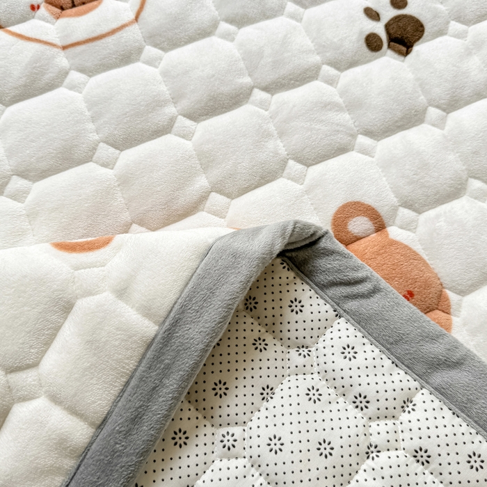 91家纺网 家纺一手货源 找家纺 2024新款牛奶绒床垫保暖床褥子夹棉加厚印花床护垫大床图 熊的脚印