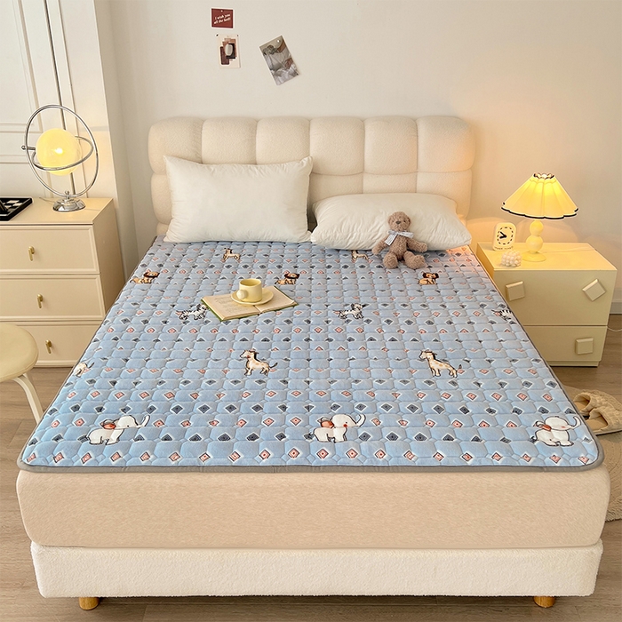 91家纺网 家纺一手货源 找家纺 丽诺床垫 2023新款抗菌防螨牛奶绒床护垫 森林乐园