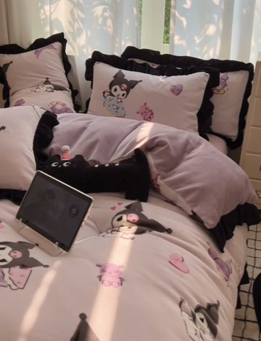 91家纺网 家纺一手货源 找家纺 三朵家纺 2024新款高克重加厚保暖牛奶绒三丽鸥花边四件套 花边-街舞库洛米