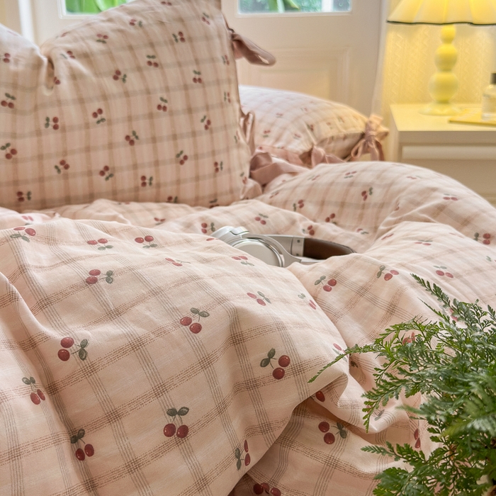 91家纺网 家纺一手货源 找家纺 2024秋冬新款系带格子双层纱四件套 咖格樱桃