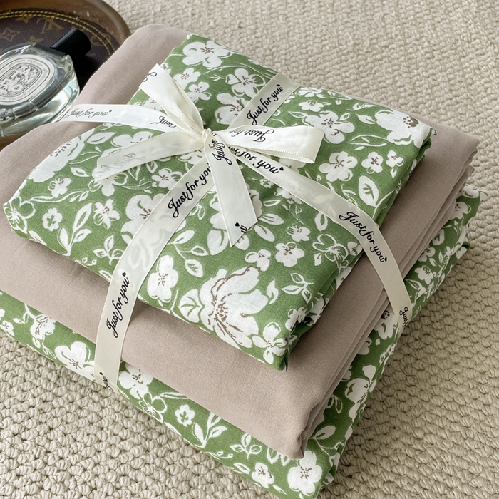 91家纺网 家纺一手货源 找家纺 一比一家纺 2025新款全棉母婴级抗菌有氧全棉双层纱亲肤全棉小清新印花三件套四件套 木槿花-绿