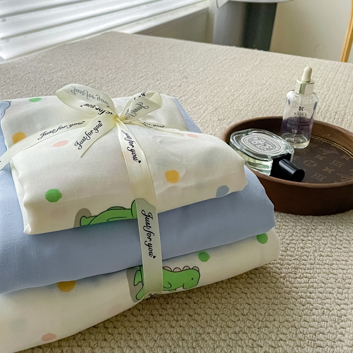 91家纺网 家纺一手货源 找家纺 一比一家纺 2025新款全棉母婴级抗菌有氧全棉双层纱亲肤全棉小清新印花三件套四件套 恐龙派对