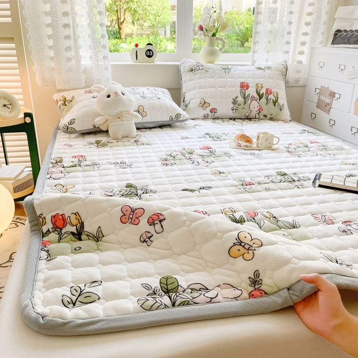 91家纺网 家纺一手货源 找家纺 2024新款牛奶绒床垫保暖床褥子夹棉加厚印花床护垫大床图 花丛小兔