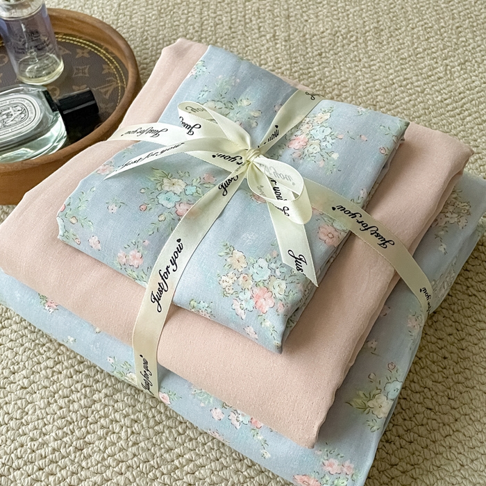 91家纺网 家纺一手货源 找家纺 一比一家纺 2025新款全棉母婴级抗菌有氧全棉双层纱亲肤全棉小清新印花三件套四件套 小苍兰