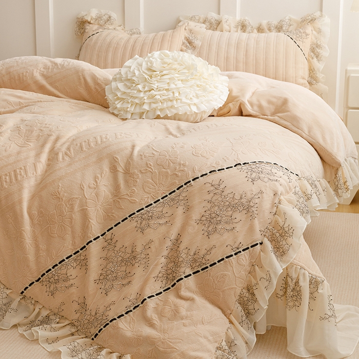 91家纺网 家纺一手货源 找家纺 胜权家纺 2024新款小香风牛奶绒夹棉床盖四件套-芭莎系列 芭莎-米