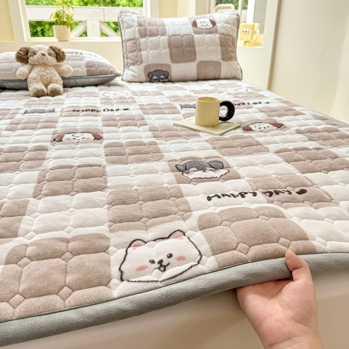 91家纺网 家纺一手货源 找家纺 2024新款牛奶绒床垫保暖床褥子夹棉加厚印花床护垫大床图 享受生活