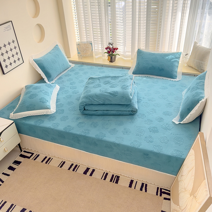 91家纺网 家纺一手货源 找家纺 冬然家纺 2024新款雕花绒榻榻米床盖玫瑰湖蓝