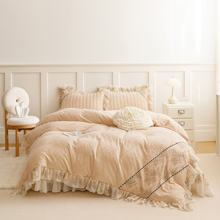 91家纺网 家纺一手货源 找家纺 胜权家纺 2024新款小香风牛奶绒夹棉床盖四件套-芭莎系列 芭莎-米