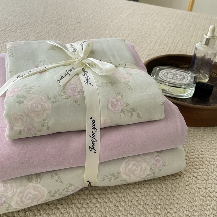 91家纺网 家纺一手货源 找家纺 一比一家纺 2025新款全棉母婴级抗菌有氧全棉双层纱亲肤全棉小清新印花三件套四件套 木槿-紫