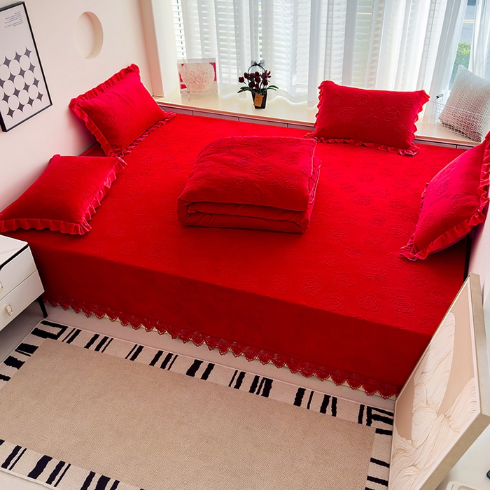 91家纺网 家纺一手货源 找家纺 冬然家纺 2024新款雕花绒榻榻米床盖喜庆玫瑰大红