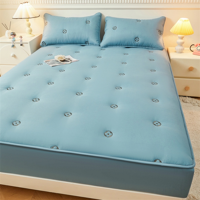 91家纺网 家纺一手货源 找家纺 2025新款A类水洗棉大豆刺绣床笠 四叶草-深海蓝