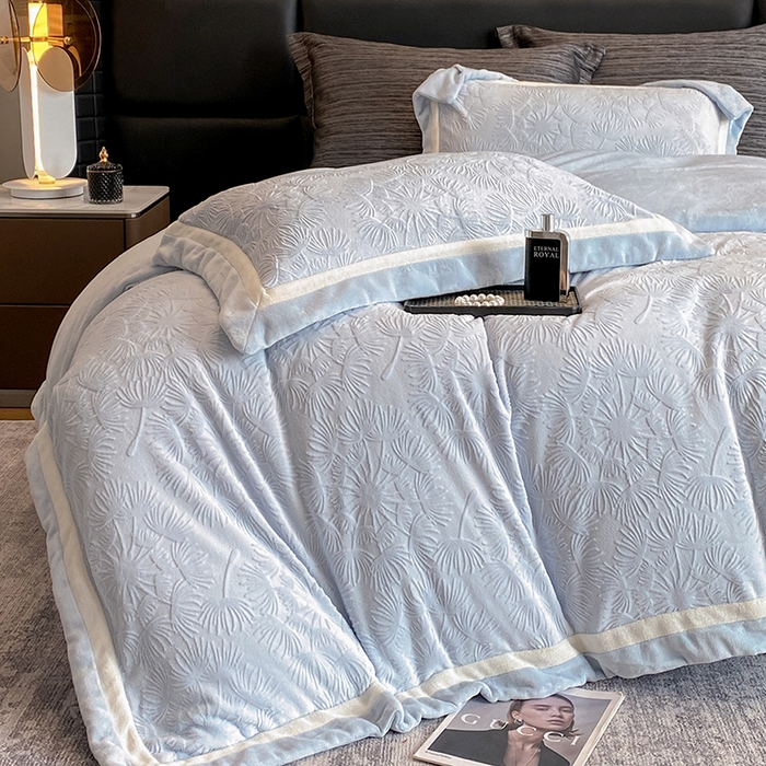 91家纺网 家纺一手货源 找家纺 2025新款秋冬AB版250克全消光立体雕花烂花牛奶绒双拼角四件套-璀璨烟花 璀璨烟花-浅天蓝