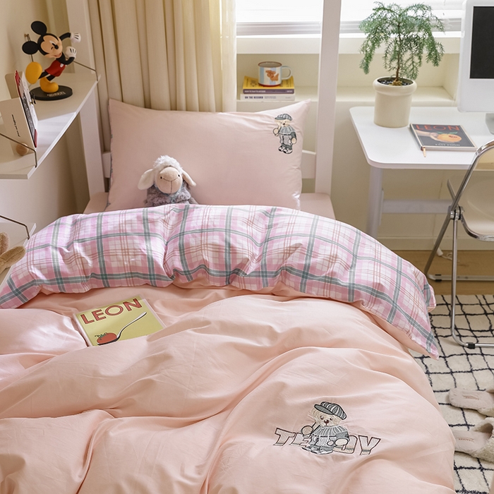 91家纺网 家纺一手货源 找家纺 优悦生活馆 2025新款全棉刺绣亲肤学生款套件-小熊 小熊-粉