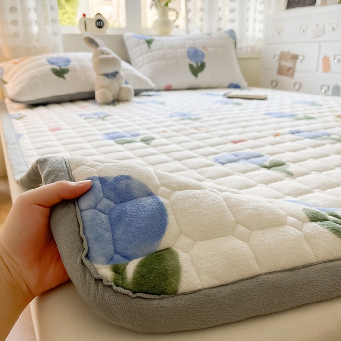 91家纺网 家纺一手货源 找家纺 2024新款牛奶绒床垫保暖床褥子夹棉加厚印花床护垫大床图 兰兰花