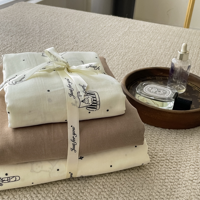 91家纺网 家纺一手货源 找家纺 一比一家纺 2024新款全棉母婴级抗菌有氧全棉双层纱亲肤全棉小清新印花三件套四件套 幻想猫-黑