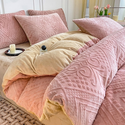 91家纺网 家纺一手货源 找家纺 沐晴家纺 2024秋冬新款雕花牛奶绒纯色简约轻奢四件套 法式浪漫-豆沙