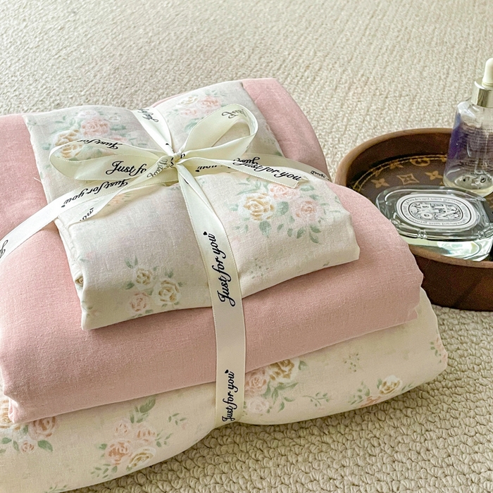 91家纺网 家纺一手货源 找家纺 一比一家纺 2025新款全棉母婴级抗菌有氧全棉双层纱亲肤全棉小清新印花三件套四件套 松子小姐-粉