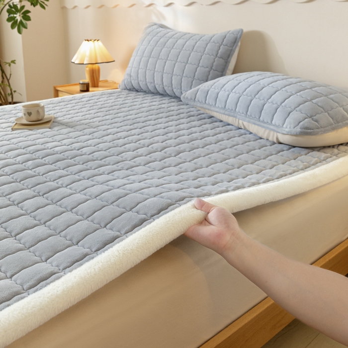 91家纺网 家纺一手货源 找家纺 鑫钰 2024秋冬新款加厚牛奶绒床垫床褥床护垫 暖格-浅灰