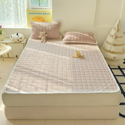 91家纺网 家纺一手货源 找家纺 安琪家纺 2025新款A类牛奶绒夹棉床褥垫 淡紫色