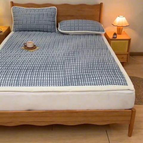 91家纺网 家纺一手货源 找家纺 鑫钰 2024秋冬新款加厚牛奶绒床垫床褥床护垫 暖格-蓝小格
