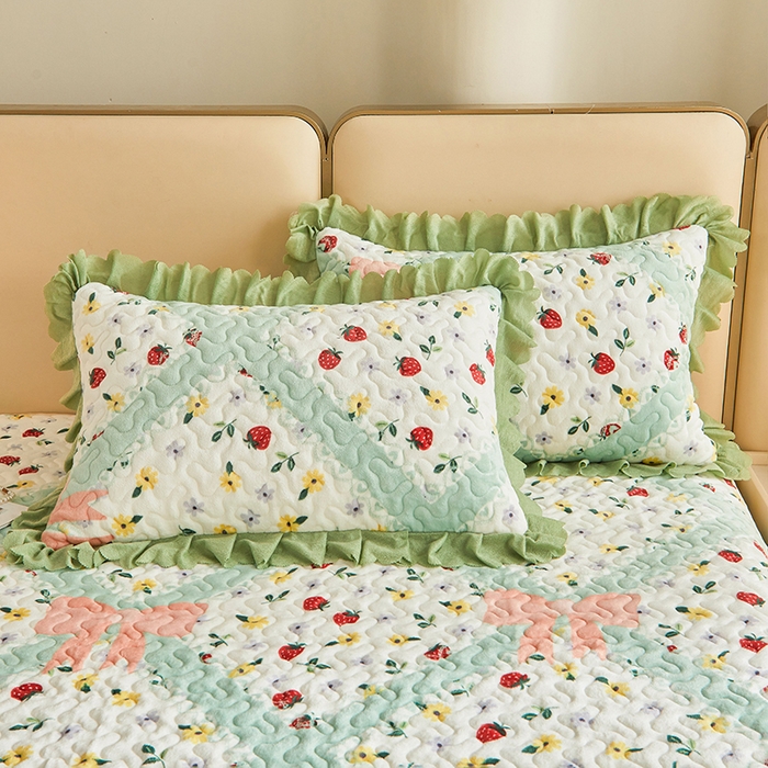 91家纺网 家纺一手货源 找家纺 艾裙海 2025新款高克重加厚保暖A类牛奶绒夹棉床盖系列四件套 甜心草莓