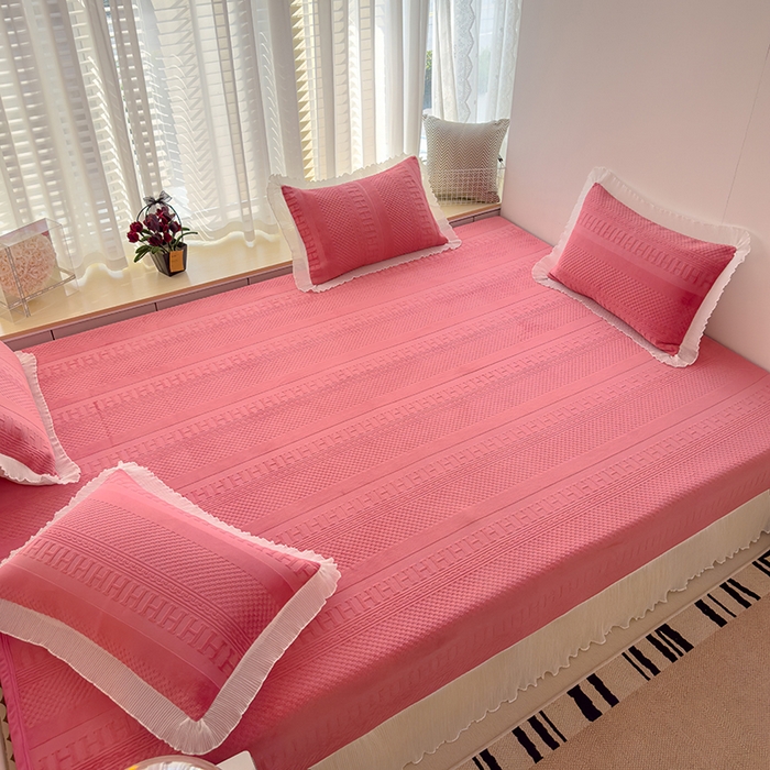 91家纺网 家纺一手货源 找家纺 冬然家纺 2024新款雕花绒榻榻米床盖玫瑰粉