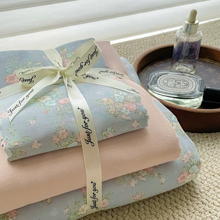 91家纺网 家纺一手货源 找家纺 一比一家纺 2025新款全棉母婴级抗菌有氧全棉双层纱亲肤全棉小清新印花三件套四件套 小苍兰