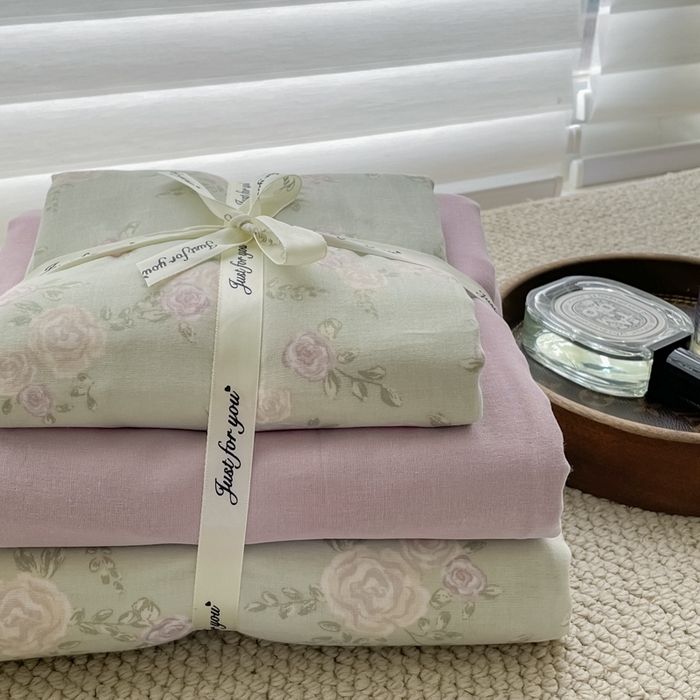 91家纺网 家纺一手货源 找家纺 一比一家纺 2025新款全棉母婴级抗菌有氧全棉双层纱亲肤全棉小清新印花三件套四件套 木槿-紫