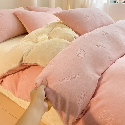 91家纺网 家纺一手货源 找家纺 2025新款A类高克重牛奶绒华夫格山茶花四件套 山茶花-樱花粉+奶黄