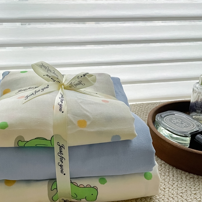 91家纺网 家纺一手货源 找家纺 一比一家纺 2025新款全棉母婴级抗菌有氧全棉双层纱亲肤全棉小清新印花三件套四件套 恐龙派对