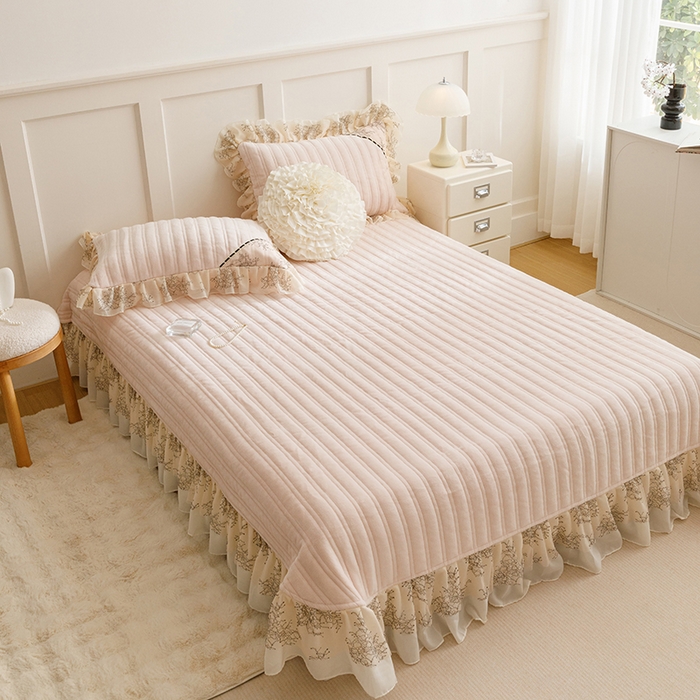 91家纺网 家纺一手货源 找家纺 胜权家纺 2024新款小香风牛奶绒夹棉单品床盖-芭莎系列 芭莎-粉