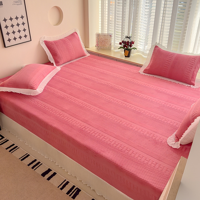 91家纺网 家纺一手货源 找家纺 冬然家纺 2024新款雕花绒榻榻米床盖玫瑰粉