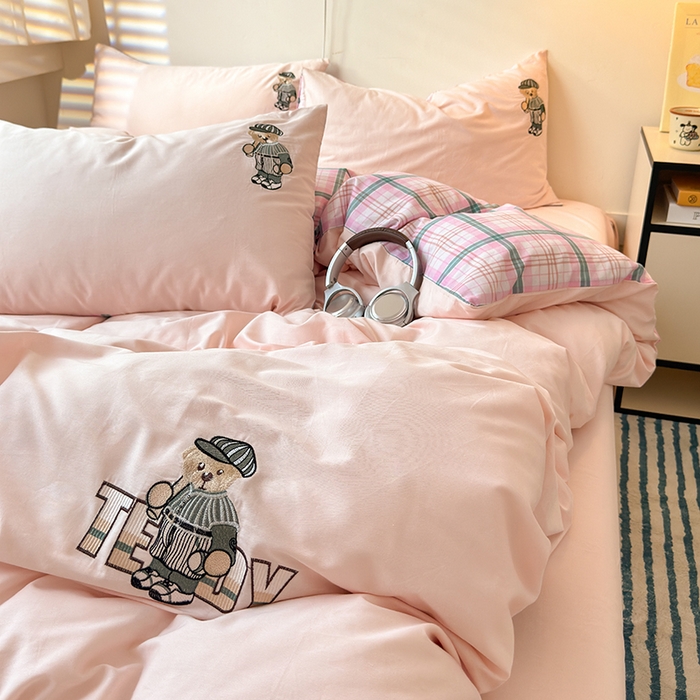 91家纺网 家纺一手货源 找家纺 优悦生活馆 2025新款全棉亲肤刺绣成人款四件套-小熊 小熊-粉