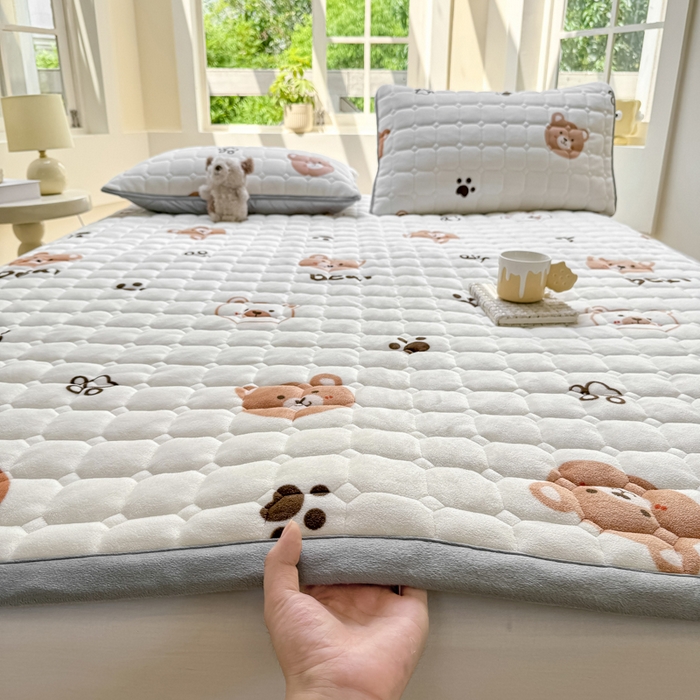 91家纺网 家纺一手货源 找家纺 2024新款牛奶绒床垫保暖床褥子夹棉加厚印花床护垫大床图 熊的脚印