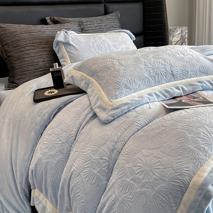 91家纺网 家纺一手货源 找家纺 2025新款秋冬AB版250克全消光立体雕花烂花牛奶绒双拼角四件套-璀璨烟花 璀璨烟花-浅天蓝