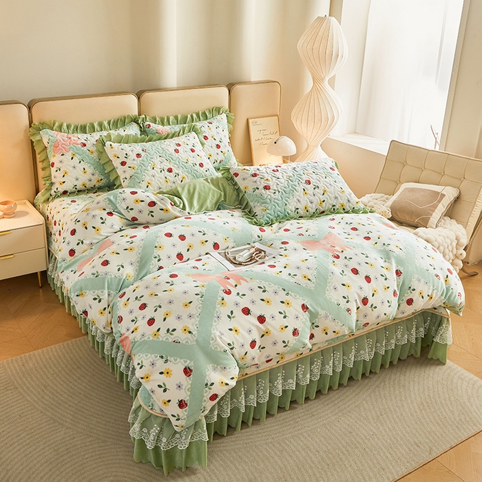 91家纺网 家纺一手货源 找家纺 艾裙海 2025新款高克重加厚保暖A类牛奶绒夹棉床盖系列四件套 甜心草莓