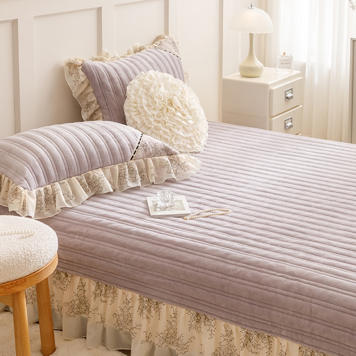 91家纺网 家纺一手货源 找家纺 胜权家纺 2024新款小香风牛奶绒夹棉单品床盖-芭莎系列 芭莎-紫