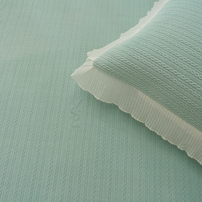 91家纺网 家纺一手货源 找家纺 冬然家纺 2024新款雕花绒榻榻米床盖小麦穗浅绿