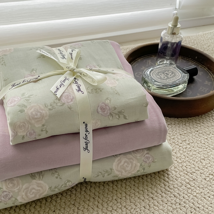 91家纺网 家纺一手货源 找家纺 一比一家纺 2025新款全棉母婴级抗菌有氧全棉双层纱亲肤全棉小清新印花三件套四件套 木槿-紫