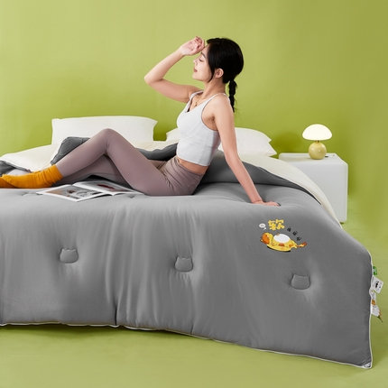 91家纺网 家纺一手货源 找家纺 （总）华美被业 2025新款针织棉牛奶丝猫肚皮糯糯被