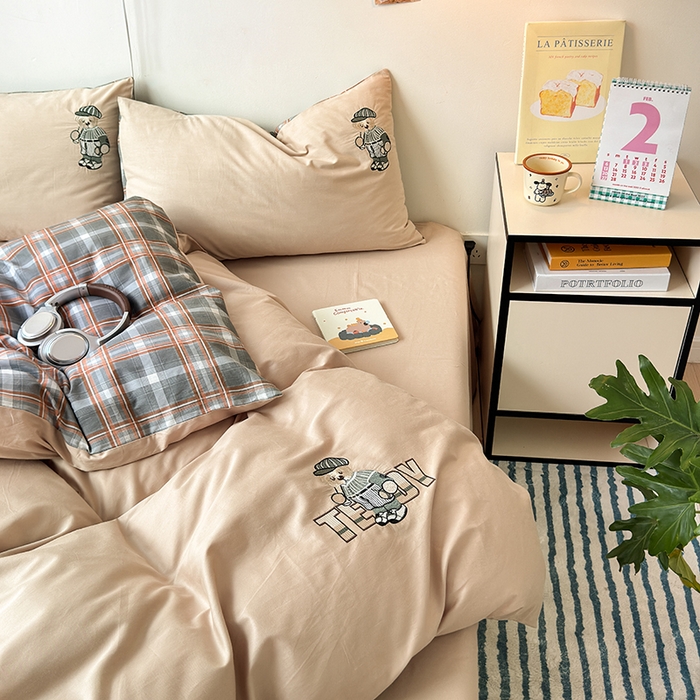 91家纺网 家纺一手货源 找家纺 优悦生活馆 2025新款全棉亲肤刺绣成人款四件套-小熊 小熊-卡其