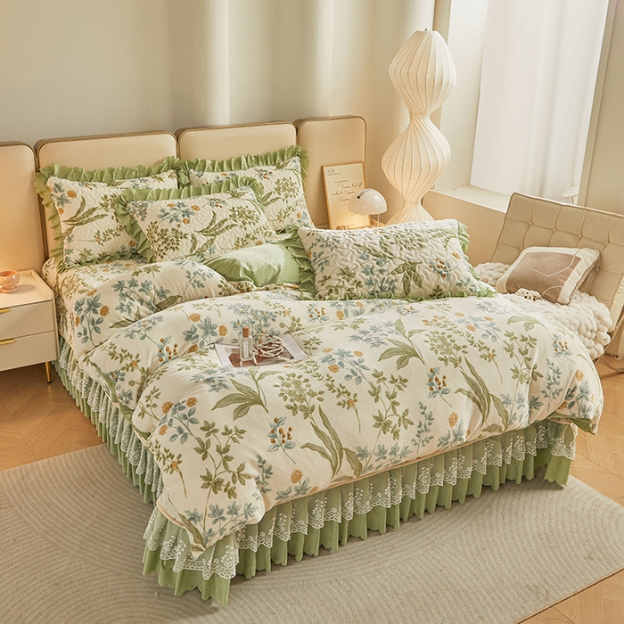 91家纺网 家纺一手货源 找家纺 艾裙海 2025新款高克重加厚保暖A类牛奶绒夹棉床盖系列四件套 花香叶柔