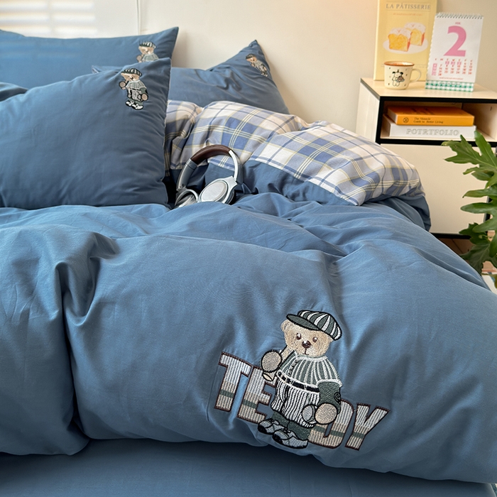 91家纺网 家纺一手货源 找家纺 优悦生活馆 2025新款全棉亲肤刺绣成人款四件套-小熊 小熊-宾利蓝