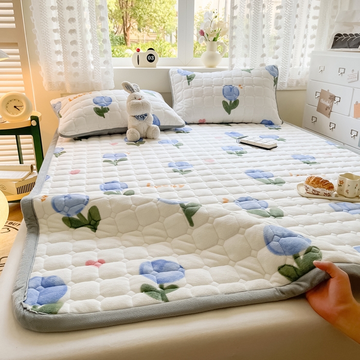 91家纺网 家纺一手货源 找家纺 2024新款牛奶绒床垫保暖床褥子夹棉加厚印花床护垫大床图 兰兰花
